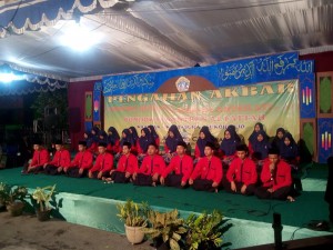para wisudawan dan wisuda wati santri PP. Al Fattah dalam Prosesi wisuda Amtsilati ke VII