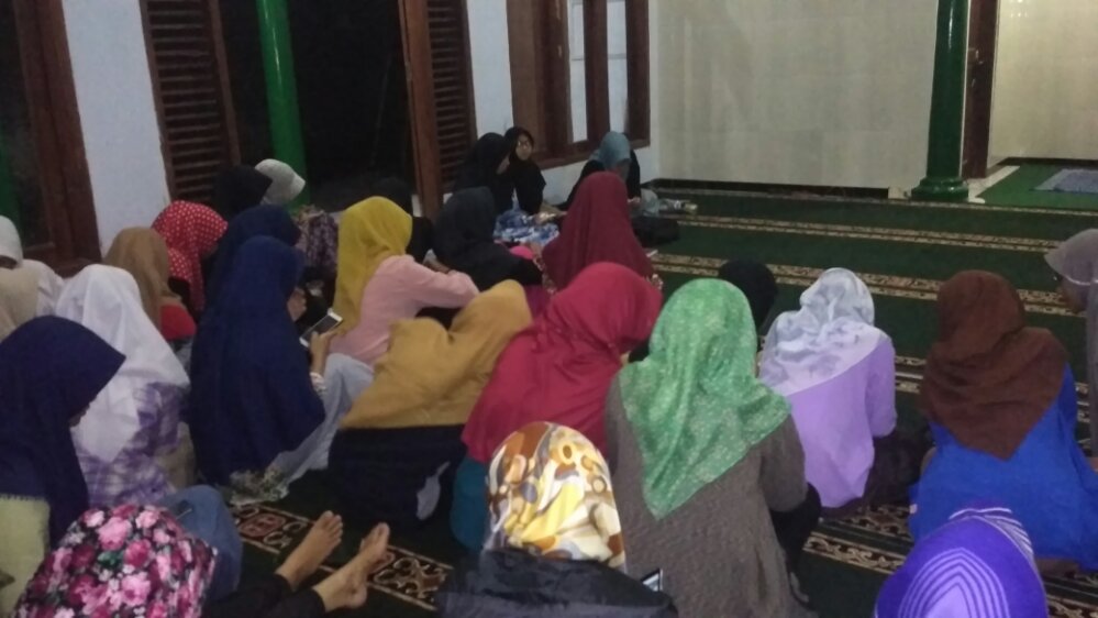 Potret santri menunduk memandangi gadgetnya. Begitu juga dengan santri putra melakukan hal sama